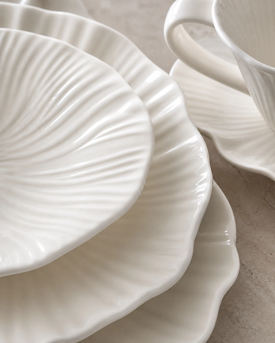 Close view of Petale fluted relief and scalloped ceramic edges