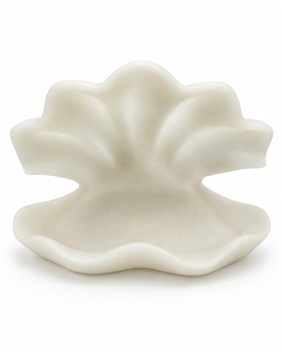 Ivory polyresin decoration with a sculpted shell shape